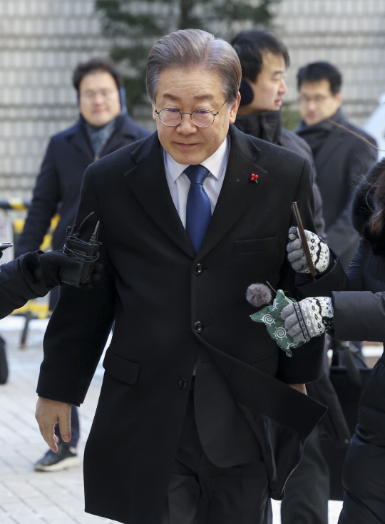 이재명 더불어민주당 대표가 22일 오전 서울중앙지법에서 열린 공직선거법 위반 관련 1심 속행공판에 출석하고 있다. <연합뉴스>